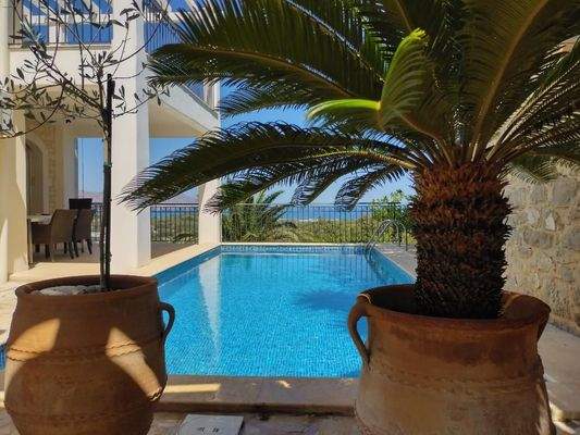 Beheizbarer Pool mit Meerblick