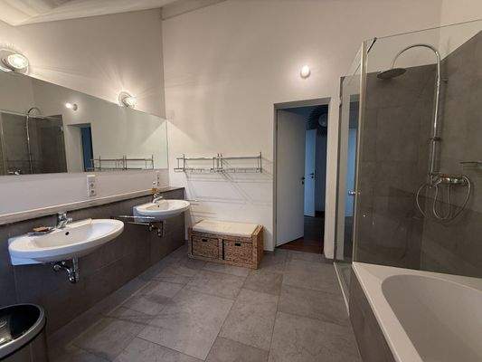 Elegant gestaltetes Bad – ideal für Entspannung und Komfort