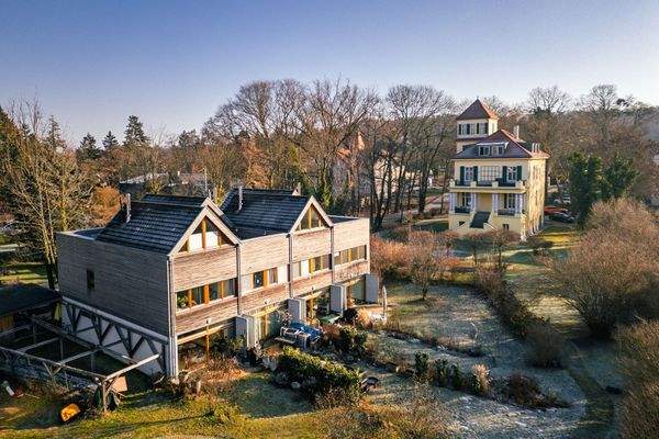 Ensemble mit Bootsliegeplätzen