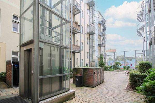 15. Innenhof mit Lift zum PH