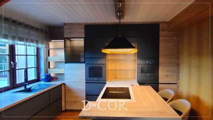 Küche mit Einbauküche