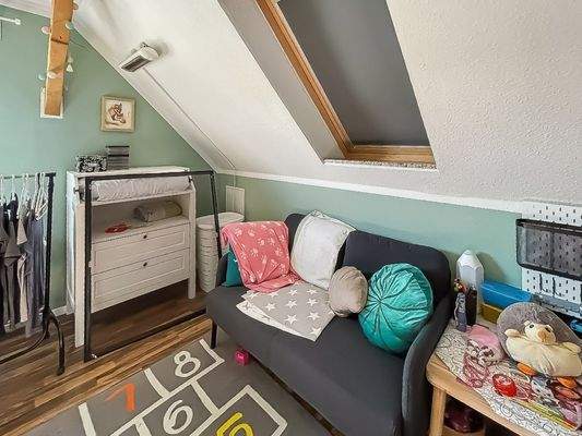 Kind im Dachgeschoss