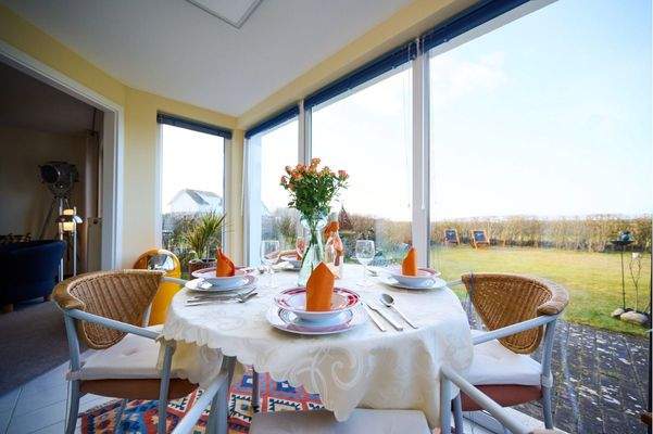 Heller Essbereich mit Blick zur Ostsee und maritimem Flair