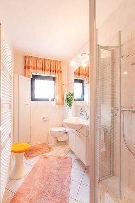 Badezimmer mit Dusche