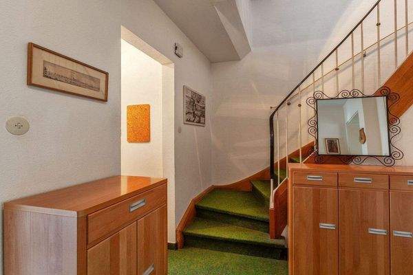 Flur / Treppe ins OG