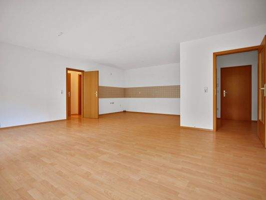 Wohnzimmer mit offenem Küchenbereich