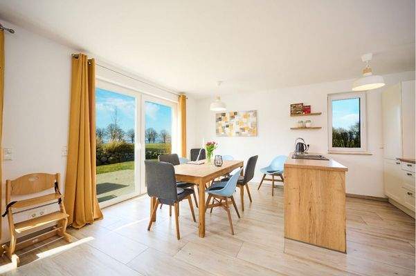 Übergang vom Wohn- zum Essbereich mit Blick auf das Salzhaff