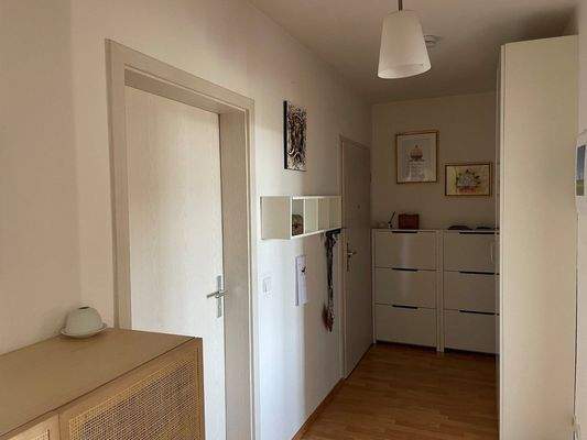 Flur mit Wohnungstür (hinten links)