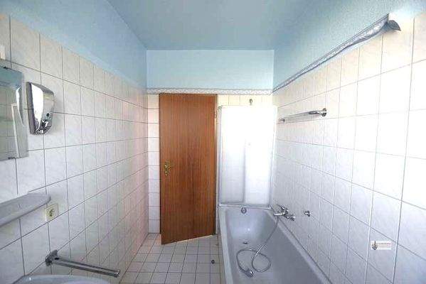 Bad (alt) noch mit brauner Tür