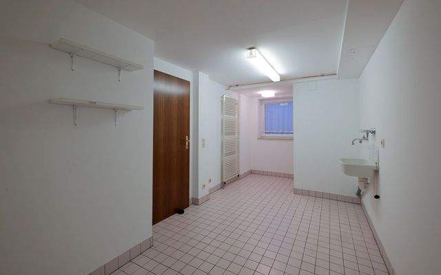 017.Raum mit Dusche UG.jpg