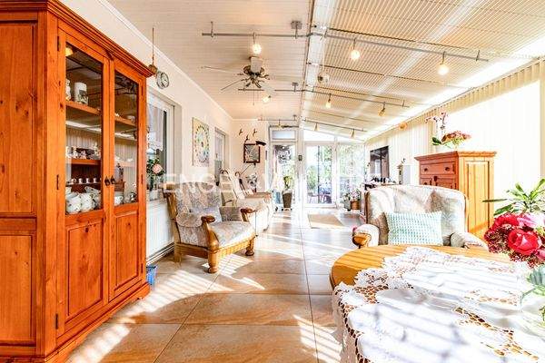 Der Wintergarten mit Blick in Richtung Terasse