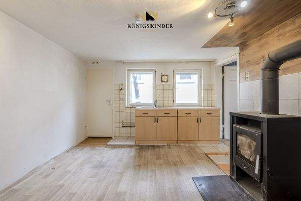 Küchenbereich mit traditionellem Holzofen. 