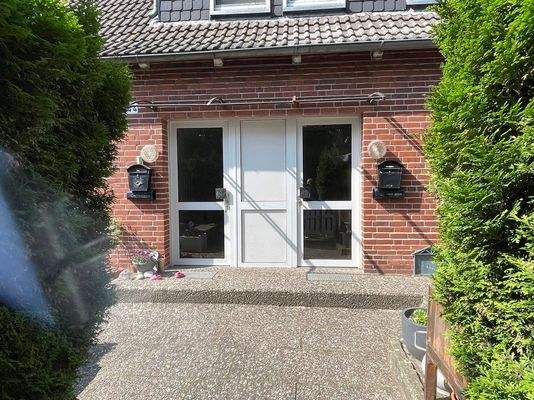 Drei.F. Haus Eingänge links und oben