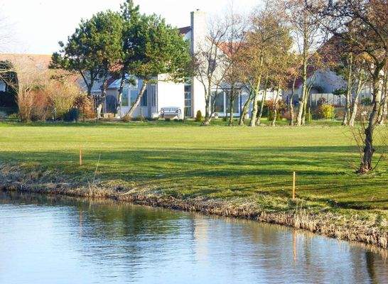 Blick über Golfplatz aufs Haus