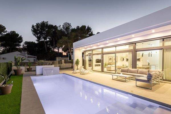 Detached Villas with Private Pools in Pinar de Campoverde Spain