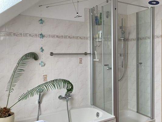 Bad mit Dusche und Wanne