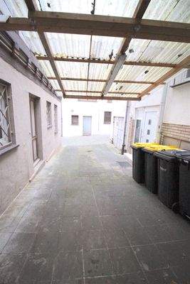 überdachte Garagenzufahrt