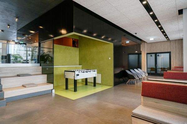 Gemeinschaftsraum mit Tischkicker im Turnierformat