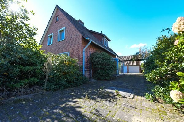 Dazu gehören eine Garage mit einer Werkstatt / Abstellraum