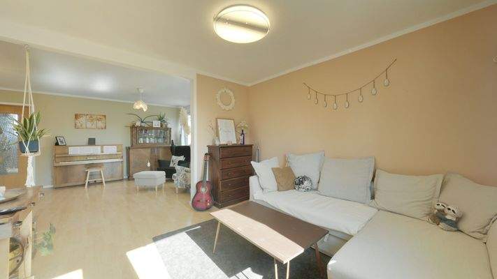 Das großzügige Wohnzimmer