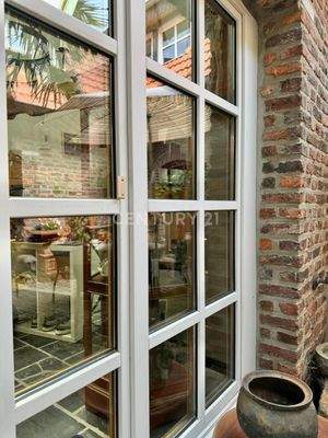 Tür zum Büro aus dem Innenhof