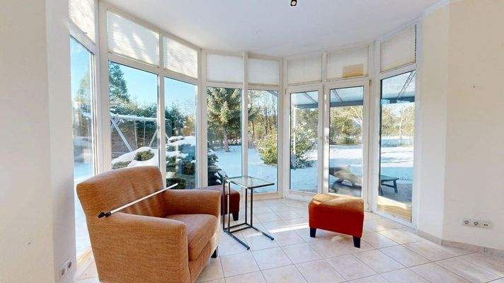 Wohnzimmer mit Wintergarten & Kamin