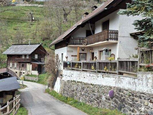 Schuppen (links) und Haupthaus (rechts).