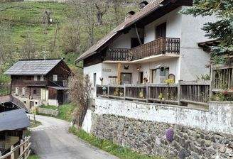 Schuppen (links) und Haupthaus (rechts).