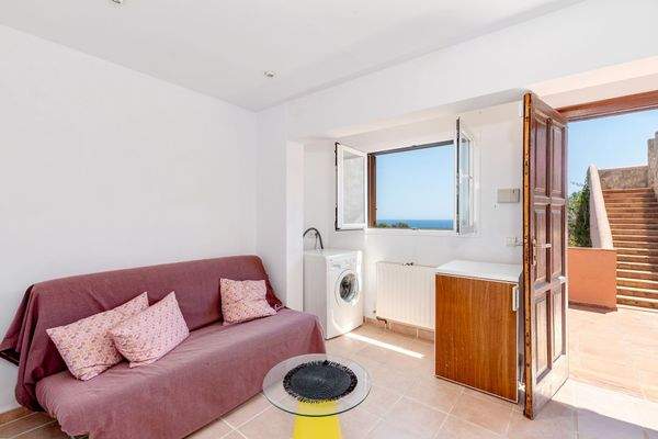 Separate Gästewohnung mit zwei Schlafzimmern, Wohnzimmer, Bad und Terrasse