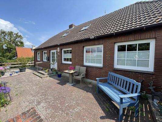 Hausfront mit Terrasse