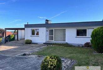 Vordere Ansicht der Immobilie mit Garage + PKW-Stellplätzen