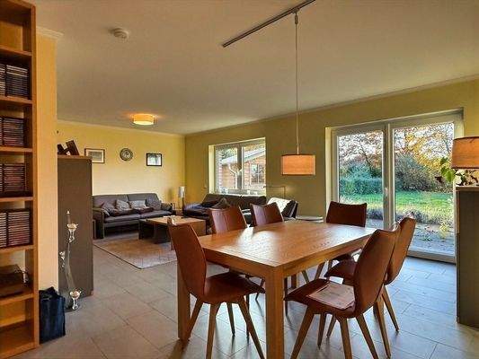 Wohn- und Essbereich mit Gartenblick und viel Licht