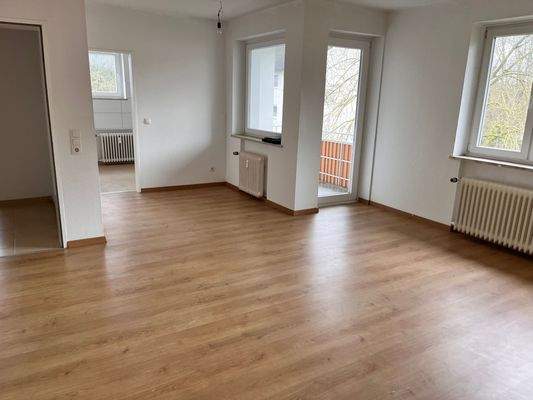 Helles Wohnzimmer mit Balkon