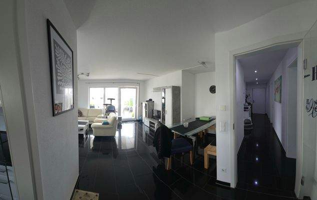 Wohnzimmer mit integriertem Essplatz 