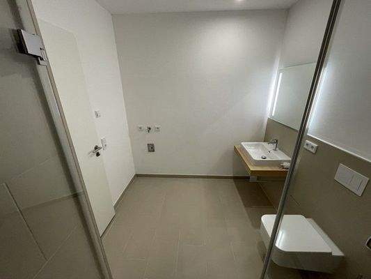 Duschbad mit Waschmaschinenanschluss