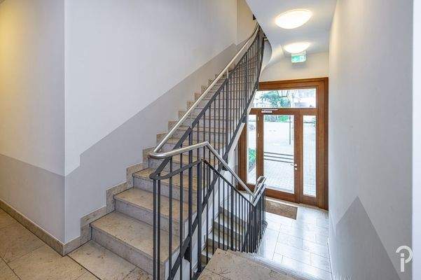 Treppenhaus mit Aufzug