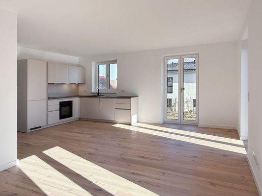 3. Wohnbereich. Blick zur offenen Küche.jpg