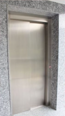 Aufzug im Treppenhaus