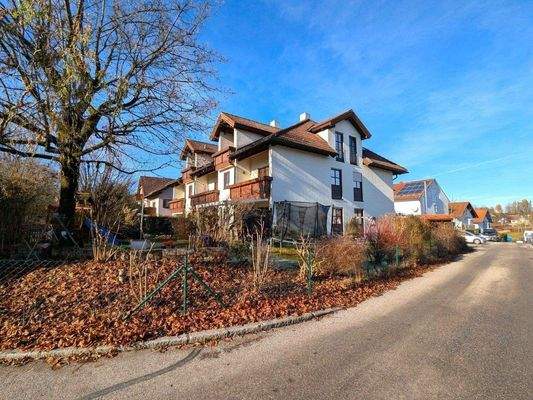 Südostansicht des gepflegten Mehrfamilienhauses