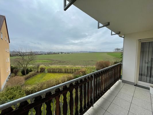 großzügiger Balkon mit Südausrichtung mit Blick ins Grüne