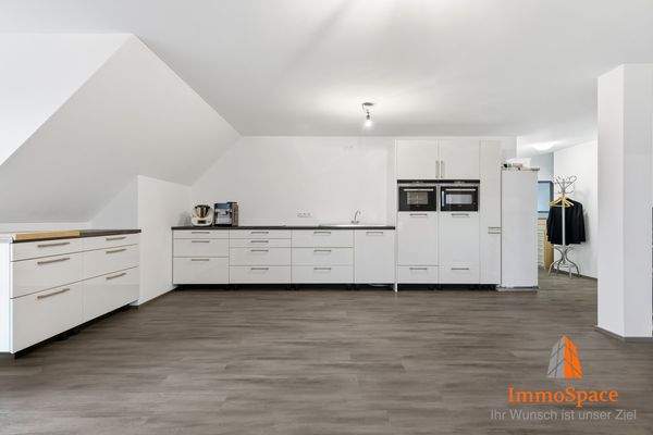 Blick in die offene Küche mit viel Platz