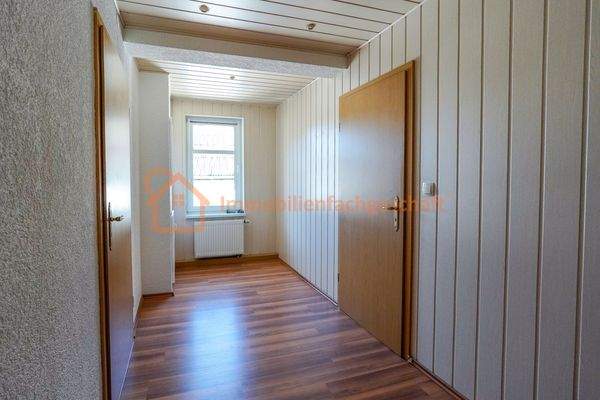 Flur mit Holzverkleidung