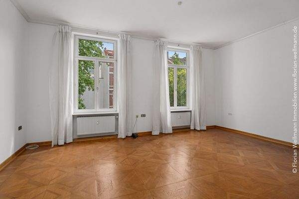 Wohnzimmer (25,77m²)  mit Fenstern zur Straßenseite (Osten).