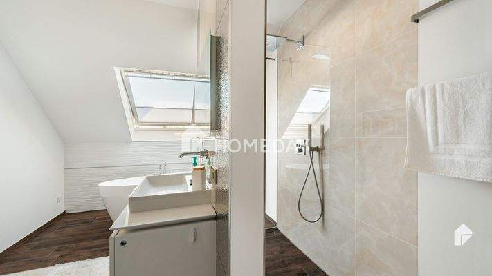 1. OG Badezimmer 2 3