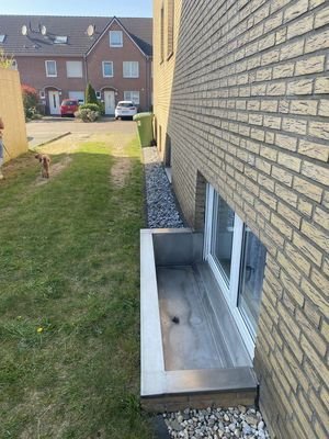 Seitlich Souterrain 