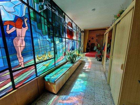 Eingangsbereich mit Glaskunstwerk.jpg