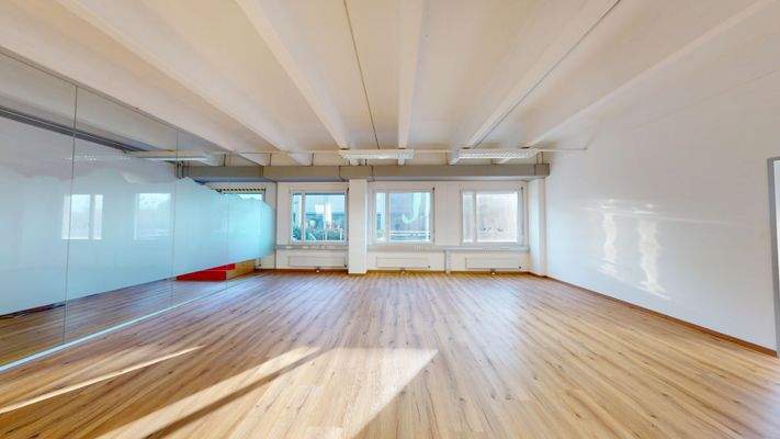 großzügiger Arbeitsbereich