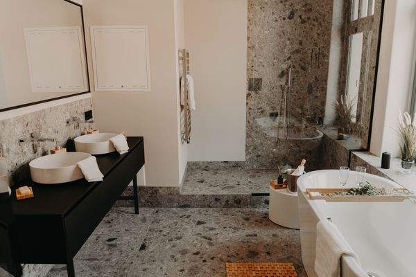 DAS MASTER BAD AUS STEIN