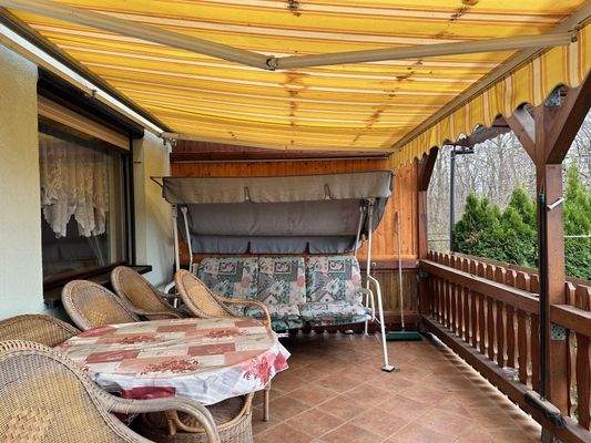überdachte Terrasse mit Markise