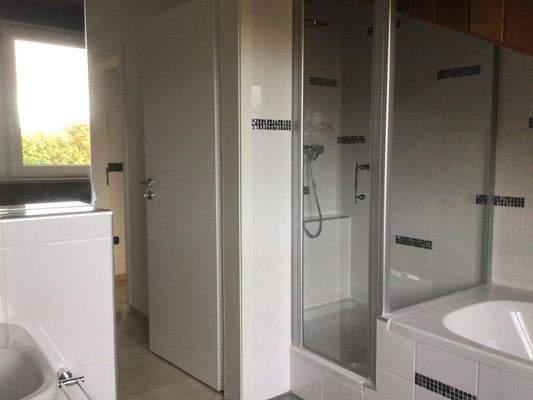 Bad mit Dusche und Wanne